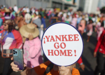 Una persona sostiene un cartel contra una posible intervención de Estados Unidos en Venezuela, durante un acto en Caracas. Foto: Miguel Gutiérrez / EFE.