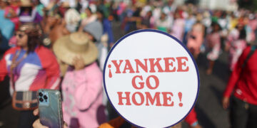 Una persona sostiene un cartel contra una posible intervención de Estados Unidos en Venezuela, durante un acto en Caracas. Foto: Miguel Gutiérrez / EFE.