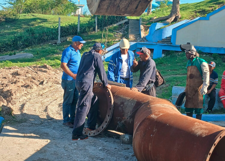 Se realizan reparaciones en el Sistema Noroeste de abasto de agua en Santiago de Cuba. Foto: Katia Alarcón.