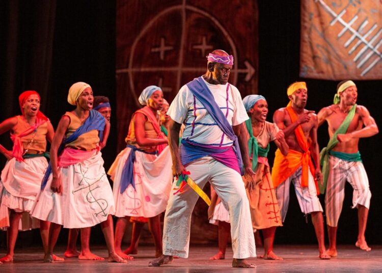 El bailarín, coreógrafo y profesor Alfredo O’Farrill Pacheco, conocido artísticamente como Papá Shangó (c), fallecido en La Habana el 6 de octubre de 2025. Foto: Tomada del perfil de Facebook del Conjunto Folklórico Nacional de Cuba.
