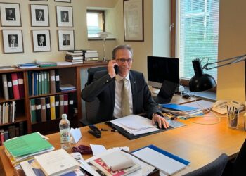 Thomas Perlmann, secretario del comité de medicina de los Nobel, poco antes de anunciar los premios de este año. Foto: @NobelPrize