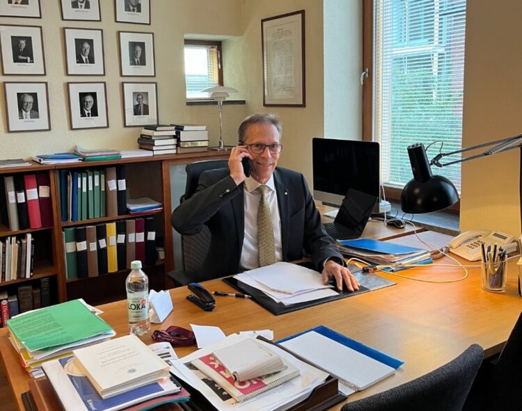 Thomas Perlmann, secretario del comité de medicina de los Nobel, poco antes de anunciar los premios de este año. Foto: @NobelPrize