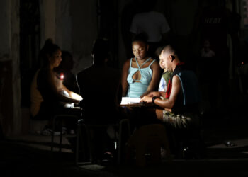 Personas juegan dominó en una calle durante un apagón en La Habana. Foto: Ernesto Mastrascusa / EFE / Archivo.