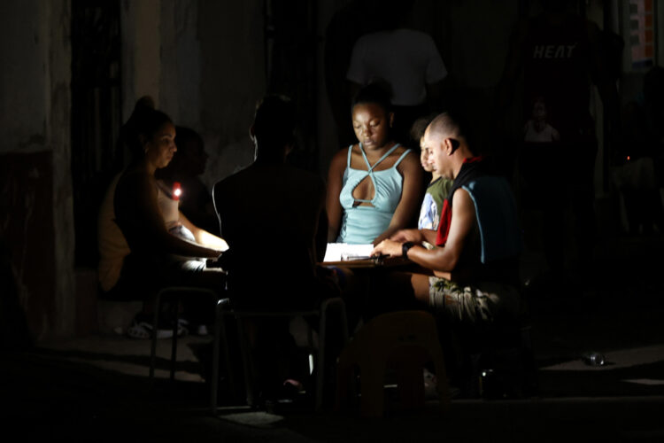 Personas juegan dominó en una calle durante un apagón en La Habana. Foto: Ernesto Mastrascusa / EFE / Archivo.