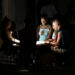 Personas juegan dominó en una calle durante un apagón en La Habana. Foto: Ernesto Mastrascusa / EFE / Archivo.