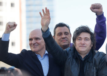 José Luis Espert (izq) junto al presidente de Argentina, Javier Milei, en una caravana en Lomas de Zamora. Foto: Juan Ignacio Roncoroni/EFE.