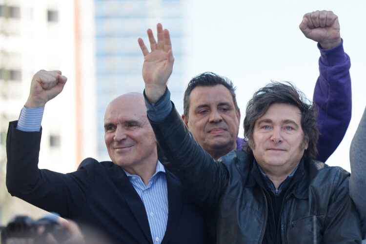 José Luis Espert (izq) junto al presidente de Argentina, Javier Milei, en una caravana en Lomas de Zamora. Foto: Juan Ignacio Roncoroni/EFE.