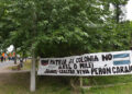 Un cartel durante un acto por el Día de la Lealtad Peronista en Buenos Aires, Argentina, reafirma el rechazo a la sujeción del gobierno de Javier Milei a Estados Unidos. Foto: Enrique Garcia Medina / EFE.