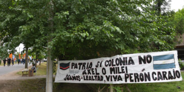 Un cartel durante un acto por el Día de la Lealtad Peronista en Buenos Aires, Argentina, reafirma el rechazo a la sujeción del gobierno de Javier Milei a Estados Unidos. Foto: Enrique Garcia Medina / EFE.