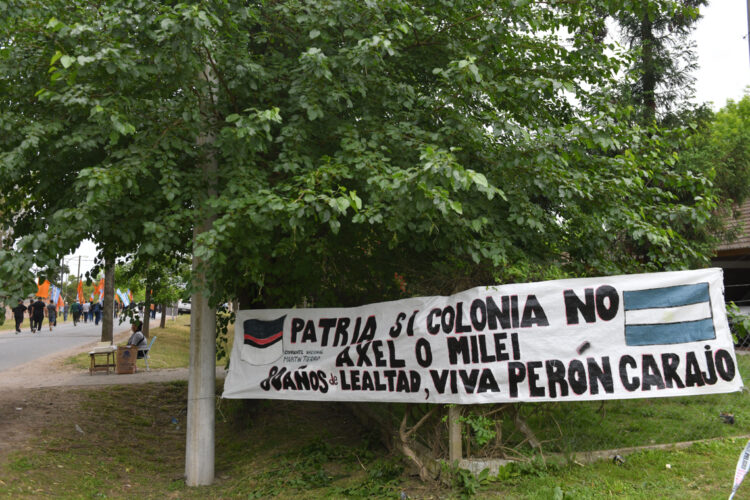 Un cartel durante un acto por el Día de la Lealtad Peronista en Buenos Aires, Argentina, reafirma el rechazo a la sujeción del gobierno de Javier Milei a Estados Unidos. Foto: Enrique Garcia Medina / EFE.
