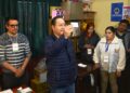 Luis Arce mostrando su documento antes de votar en la segunda vuelta presidencial este domingo. Pidió a los candidatos "que respeten los resultados" e indicó que durante el proceso electoral hubo "sectores que no querían una segunda vuelta". Foto: Presidencia de Bolivia/EFE.
