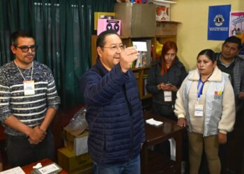 Luis Arce mostrando su documento antes de votar en la segunda vuelta presidencial este domingo. Pidió a los candidatos "que respeten los resultados" e indicó que durante el proceso electoral hubo "sectores que no querían una segunda vuelta". Foto: Presidencia de Bolivia/EFE.