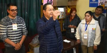 Luis Arce mostrando su documento antes de votar en la segunda vuelta presidencial este domingo. Pidió a los candidatos "que respeten los resultados" e indicó que durante el proceso electoral hubo "sectores que no querían una segunda vuelta". Foto: Presidencia de Bolivia/EFE.