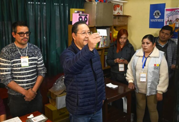 Luis Arce mostrando su documento antes de votar en la segunda vuelta presidencial este domingo. Pidió a los candidatos "que respeten los resultados" e indicó que durante el proceso electoral hubo "sectores que no querían una segunda vuelta". Foto: Presidencia de Bolivia/EFE.