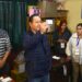 Luis Arce mostrando su documento antes de votar en la segunda vuelta presidencial este domingo. Pidió a los candidatos "que respeten los resultados" e indicó que durante el proceso electoral hubo "sectores que no querían una segunda vuelta". Foto: Presidencia de Bolivia/EFE.