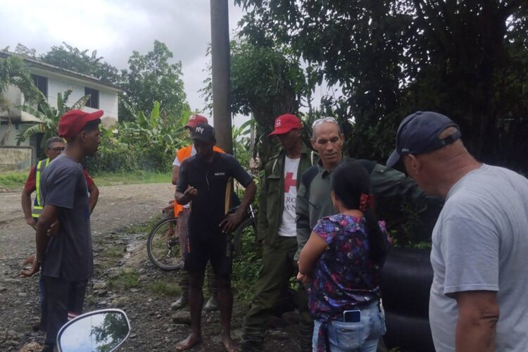 Búsqueda de desaparecidos en Sagua de Tánamo, Holguín. Foto: Tomada del perfil de Facebook de la emisora Radio Ecos de Sagua.