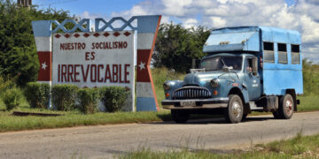 Una nueva vuelta de tuerca en la campaña del presidente Trump por ahogar a una Cuba ya en crisis. Foto: Ernesto Mastrascusa/EFE.