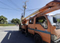 AME8287. LA HABANA (CUBA), 10/09/2025.- Empleados de la empresa Eléctrica Nacional (UNE) trabajan en la reparación del sistema eléctrico este miércoles, en La Habana (Cuba). La crisis energética en Cuba, agravada desde mediados del año pasado, provocó la quinta caída del sistema eléctrico nacional (SEN) en al menos dos años, con la consecuente paralización de la vida en la isla caribeña. EFE/ Ernesto Mastrascusa