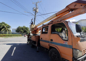 AME8287. LA HABANA (CUBA), 10/09/2025.- Empleados de la empresa Eléctrica Nacional (UNE) trabajan en la reparación del sistema eléctrico este miércoles, en La Habana (Cuba). La crisis energética en Cuba, agravada desde mediados del año pasado, provocó la quinta caída del sistema eléctrico nacional (SEN) en al menos dos años, con la consecuente paralización de la vida en la isla caribeña. EFE/ Ernesto Mastrascusa