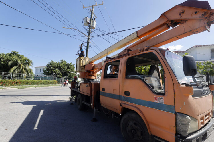 AME8287. LA HABANA (CUBA), 10/09/2025.- Empleados de la empresa Eléctrica Nacional (UNE) trabajan en la reparación del sistema eléctrico este miércoles, en La Habana (Cuba). La crisis energética en Cuba, agravada desde mediados del año pasado, provocó la quinta caída del sistema eléctrico nacional (SEN) en al menos dos años, con la consecuente paralización de la vida en la isla caribeña. EFE/ Ernesto Mastrascusa