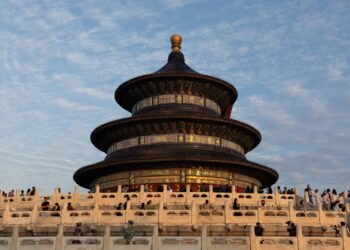 La gente visita el Templo del Cielo en Beijing, China, el 6 de octubre de 2025. La festividad de la Súper Semana Dorada de China, un período asociado con los viajes masivos dentro del país, se extiende del 01 al 08 de octubre de 2025. Foto: EFE/EPA/JESSICA LEE