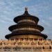 La gente visita el Templo del Cielo en Beijing, China, el 6 de octubre de 2025. La festividad de la Súper Semana Dorada de China, un período asociado con los viajes masivos dentro del país, se extiende del 01 al 08 de octubre de 2025. Foto: EFE/EPA/JESSICA LEE
