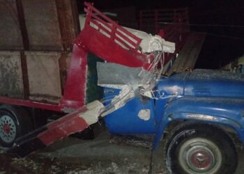 Camión que chocó con un poste en Ranchuelos, Villa Clara, hecho que provocó una avería eléctrica de gran magnitud. Foto: Henry Omar Pérez / ACN.