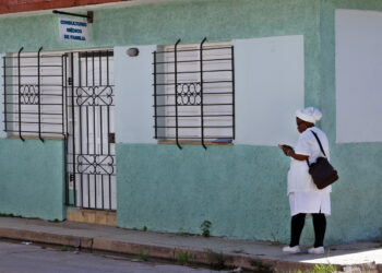 Una enfermera espera fuera de un consultorio médico en el poblado de Perico, Matanzas, uno de los epicentros de los casos de chikunguña recientemente. Foto: EFE/ Ernesto Mastrascusa.