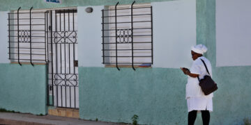 Una enfermera espera fuera de un consultorio médico en el poblado de Perico, Matanzas, uno de los epicentros de los casos de chikunguña recientemente. Foto: EFE/ Ernesto Mastrascusa.