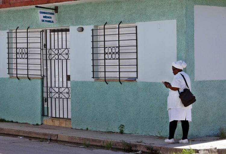 Una enfermera espera fuera de un consultorio médico en el poblado de Perico, Matanzas, uno de los epicentros de los casos de chikunguña recientemente. Foto: EFE/ Ernesto Mastrascusa.