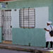 Una enfermera espera fuera de un consultorio médico en el poblado de Perico, Matanzas, uno de los epicentros de los casos de chikunguña recientemente. Foto: EFE/ Ernesto Mastrascusa.