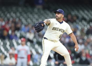 Néstor Cortés Jr. consiguió su primera victoria con los Cerveceros de Milwaukee. Foto: MLB