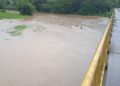 Imagen de archivo de una crecida de un río en Sagua de Tánamo, Holguín, debido a intensas lluvias. Foto: Tomada del perfil de Facebook Bloguero Tanameno / Archivo.