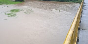 Imagen de archivo de una crecida de un río en Sagua de Tánamo, Holguín, debido a intensas lluvias. Foto: Tomada del perfil de Facebook Bloguero Tanameno / Archivo.