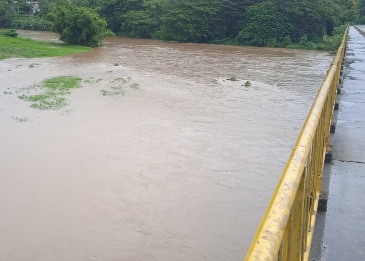 Imagen de archivo de una crecida de un río en Sagua de Tánamo, Holguín, debido a intensas lluvias. Foto: Tomada del perfil de Facebook Bloguero Tanameno / Archivo.