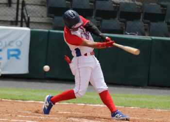 Un bateador cubano no puede conectar una bola durante un partido del Campeonato Panamericano de Béisbol Sub-23, con sede en Panamá. Foto: Tomada de Prensa Latina (PL).