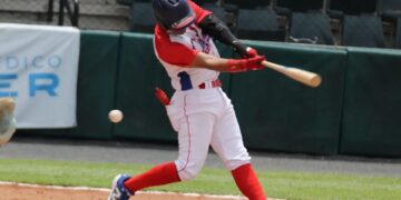 Un bateador cubano no puede conectar una bola durante un partido del Campeonato Panamericano de Béisbol Sub-23, con sede en Panamá. Foto: Tomada de Prensa Latina (PL).
