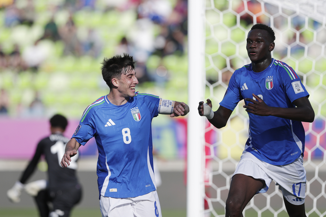 Jamal Iddrissou (d), de Italia, celebra el gol anotado a Cuba en un partido de la Copa Mundial Sub-20 de fútbol, celebrado en Valparaíso, Chile,  el 1 de octubre de 2025. Foto: Adriana Thomasa / EFE.
