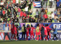 Jugadores de Cuba celebran con los aficionados al finalizar su partido contra Italia, que culminó con un empate a dos goles, en la Copa Mundial Sub-20 de fútbol en Valparaíso, Chile, el 1 de octubre de 2025. Foto: Adriana Thomasa / EFE.