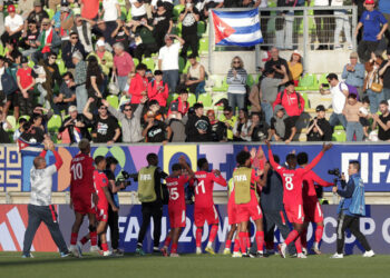 Jugadores de Cuba celebran con los aficionados al finalizar su partido contra Italia, que culminó con un empate a dos goles, en la Copa Mundial Sub-20 de fútbol en Valparaíso, Chile, el 1 de octubre de 2025. Foto: Adriana Thomasa / EFE.