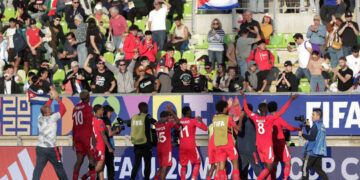 Jugadores de Cuba celebran con los aficionados al finalizar su partido contra Italia, que culminó con un empate a dos goles, en la Copa Mundial Sub-20 de fútbol en Valparaíso, Chile, el 1 de octubre de 2025. Foto: Adriana Thomasa / EFE.
