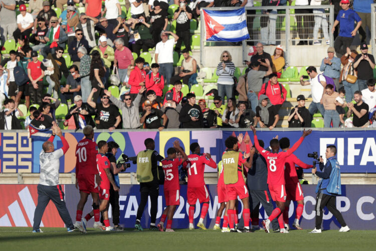 Jugadores de Cuba celebran con los aficionados al finalizar su partido contra Italia, que culminó con un empate a dos goles, en la Copa Mundial Sub-20 de fútbol en Valparaíso, Chile, el 1 de octubre de 2025. Foto: Adriana Thomasa / EFE.