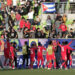Jugadores de Cuba celebran con los aficionados al finalizar su partido contra Italia, que culminó con un empate a dos goles, en la Copa Mundial Sub-20 de fútbol en Valparaíso, Chile, el 1 de octubre de 2025. Foto: Adriana Thomasa / EFE.