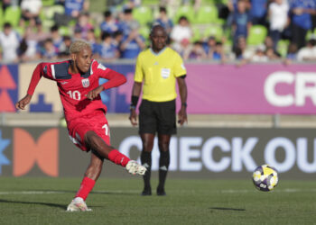 El cubano Michael Camejo patea un penalti en el partido entre Cuba e Italia en la Copa Mundial Sub-20 de fútbol, en Valparaíso, Chile, el 1 de octubre de 2025. Foto: Adriana Thomasa / EFE.