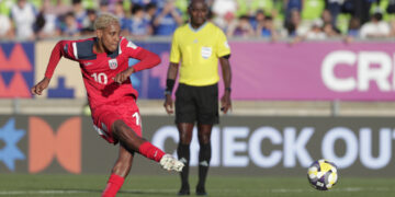 El cubano Michael Camejo patea un penalti en el partido entre Cuba e Italia en la Copa Mundial Sub-20 de fútbol, en Valparaíso, Chile, el 1 de octubre de 2025. Foto: Adriana Thomasa / EFE.