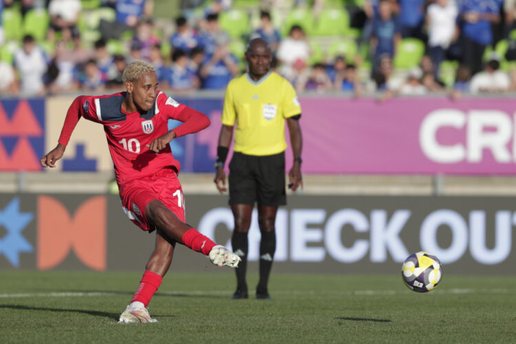 El cubano Michael Camejo patea un penalti en el partido entre Cuba e Italia en la Copa Mundial Sub-20 de fútbol, en Valparaíso, Chile, el 1 de octubre de 2025. Foto: Adriana Thomasa / EFE.