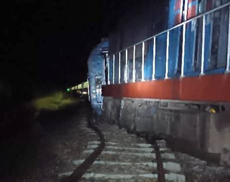 Descarrilamiento de un tren de pasajeros en Bartle, Las Tunas, la noche del 22 de octubre de 2025. Foto: Tomada del perfil de Facebook de Eduardo Rodríguez Dávila.