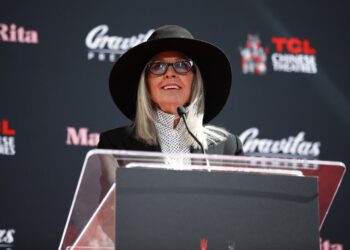 Los Ángeles (Estados Unidos), 11/10/2025.- (ARCHIVO) – La actriz estadounidense Diane Keaton asiste a la ceremonia de impresión de sus huellas y pisadas en su honor en el Teatro Chino TCL de Los Ángeles, California (EE. UU.), el 11 de agosto de 2022 (reemitida el 11 de octubre de 2025). Diane Keaton ha fallecido a los 79 años, según informó un portavoz de la familia el 11 de octubre de 2025. (Cine) EFE/EPA/CAROLINE BREHMAN.