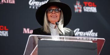 Los Ángeles (Estados Unidos), 11/10/2025.- (ARCHIVO) – La actriz estadounidense Diane Keaton asiste a la ceremonia de impresión de sus huellas y pisadas en su honor en el Teatro Chino TCL de Los Ángeles, California (EE. UU.), el 11 de agosto de 2022 (reemitida el 11 de octubre de 2025). Diane Keaton ha fallecido a los 79 años, según informó un portavoz de la familia el 11 de octubre de 2025. (Cine) EFE/EPA/CAROLINE BREHMAN.