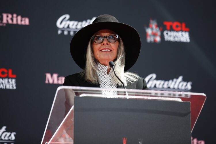 Los Ángeles (Estados Unidos), 11/10/2025.- (ARCHIVO) – La actriz estadounidense Diane Keaton asiste a la ceremonia de impresión de sus huellas y pisadas en su honor en el Teatro Chino TCL de Los Ángeles, California (EE. UU.), el 11 de agosto de 2022 (reemitida el 11 de octubre de 2025). Diane Keaton ha fallecido a los 79 años, según informó un portavoz de la familia el 11 de octubre de 2025. (Cine) EFE/EPA/CAROLINE BREHMAN.